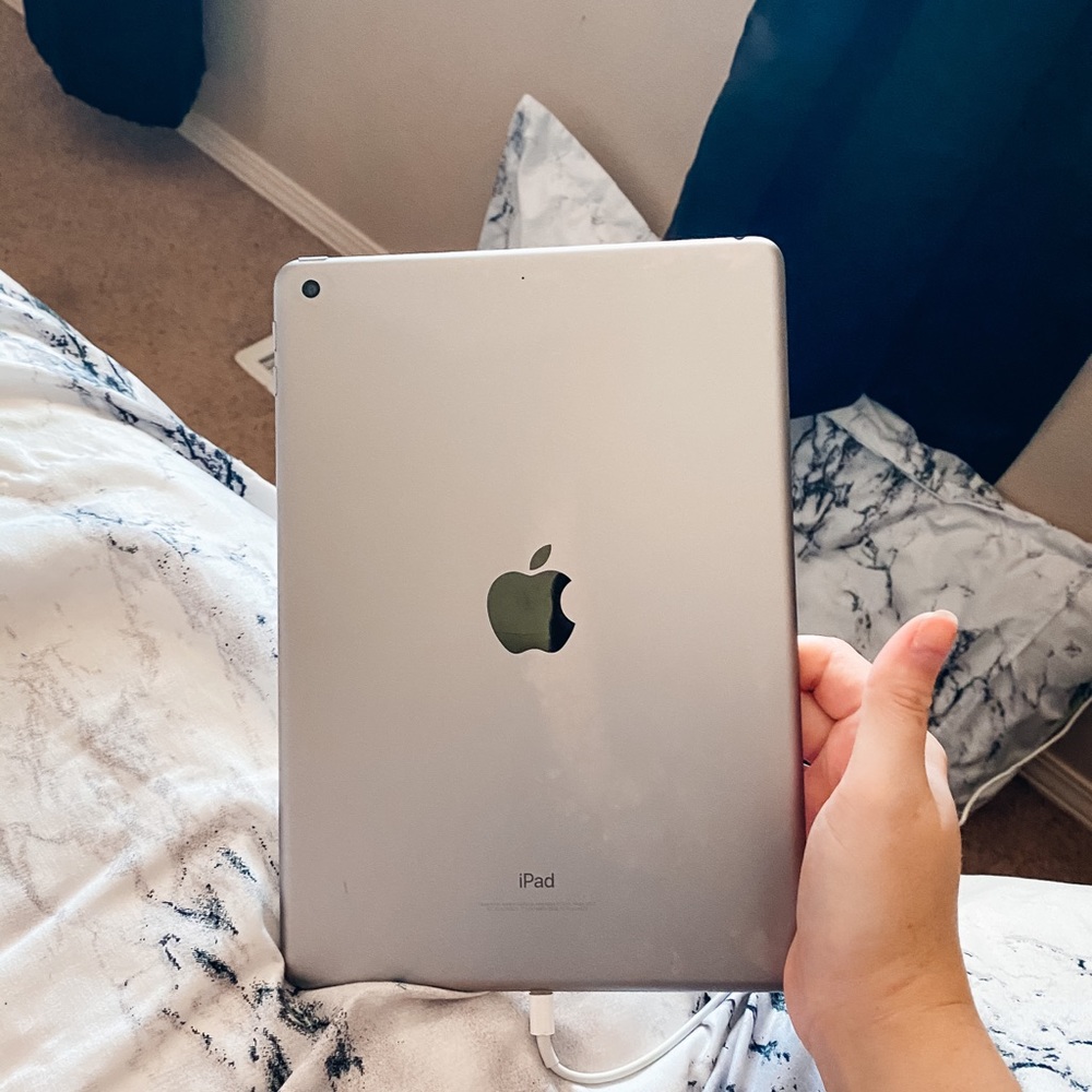 iPad - Picture 2 of 5